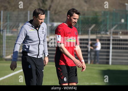 Bei der Auswechslung: v. li. Trainer Christian Preußer (SC Freiburg II) und Roth, Felix (SC Freiburg II), Fussball-RL Südwest 18-19 - 26. Spieltag: SC Freiburg II - wormatia Worms Stockfoto