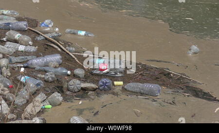 Ein Fluss der Verschmutzung: Kunststoffflaschen von Camper als Abfall zu einem Fluß, im Norden Israels geworfen, 19. August 2017. Stockfoto