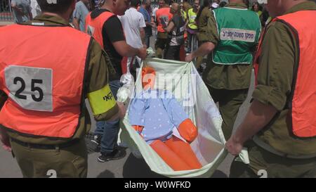 Sanitäter und das medizinische Personal Durchführung verletzten mannequin Opfer von Erdbeben Terror biohazard Angriff Feuer tsunami Krieg im Krankenhaus Blätter in Haemek Krankenhaus während bohren. Afula, Israel, 27. April 2017 Stockfoto