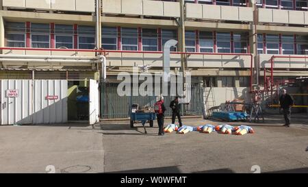 Berauscht Mannequins aus undichten giftig medizinische Gase bereit, von den Feuerwehrmännern in Haemek Krankenhaus während Bohren gerettet werden. Afula, Israel, 30. Januar 2017 Stockfoto