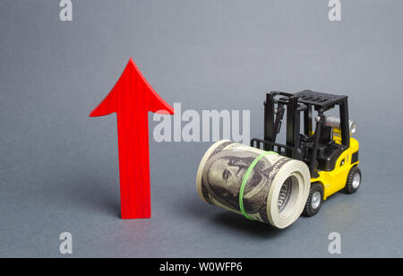 Gelbe Gabelstapler Stapler führt ein großes Bündel von Dollar und roten Pfeil nach oben. Wirtschaftliche Reformen, Emerging Markets. Wachstum von Ertrag und Gewinn. Fortschritte der i Stockfoto