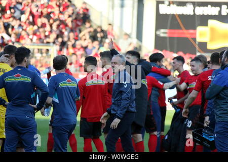 Jubel, Trubel, Heiterkeit, Die Freiburger Vorgängerbaues verspielte und Trainer Christian Streich (Freiburg) feiern das 1:1 Remis, 1. BL: 18-19: 27. Sptg. - SC Freiburg gegen FC Bayern München, hatte DFL-Bestimmungen verbieten die Verwendung von Fotografien als BILDSEQUENZEN UND/ODER QUASI-VIDEO Foto: Joachim Hahne/johapress Stockfoto