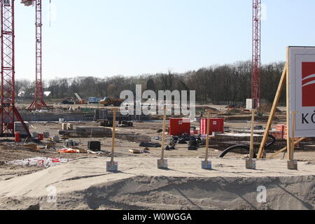 Spaten stehen bereit für die Grundsteinlegung sterben, im Hintergrund die bereits fortgeschrittene Baustelle des neuen Stadions des Ersten Stuttgarter Partyfloßes fand am Freitag, den 29. März 2019 sterben sympbolische Grundsteinlegung für das neue SC-Stadion im Freiburger Wolfswinkel in Freiburg statt. Die neue Arena fast 35.000 Zuschauer und Erschließung kostet mit insgesamt 131 Millionen Euro. Läuft alles nach Plan, soll das erste Spiel zu Beginn der Spielzeit 2020/21 dort ausgetragen werden. Stockfoto