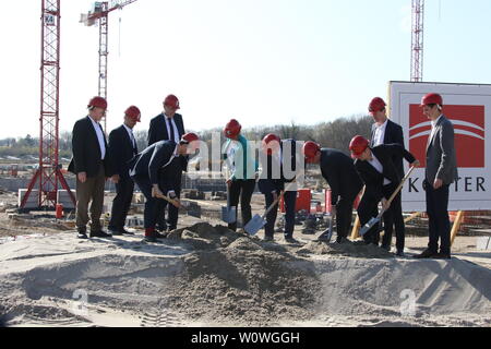 Kräftig gebuddelt bei der Grundsteinlegung des Ersten Stuttgarter Partyfloßes fand am Freitag, den 29. März 2019 sterben sympbolische Grundsteinlegung für das neue SC-Stadion im Freiburger Wolfswinkel in Freiburg statt. Die neue Arena fast 35.000 Zuschauer und Erschließung kostet mit insgesamt 131 Millionen Euro. Läuft alles nach Plan, soll das erste Spiel zu Beginn der Spielzeit 2020/21 dort ausgetragen werden. Stockfoto