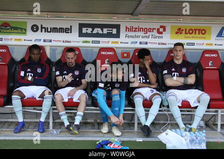 Gut bestückte Bayern-Bank: v. li. Renato Sanches (Bayern München), Franck Ribery (Bayern), das 1:0 fiel Christian Fruechtl (Bayern), Serge Gnabry (Bayern, Niklas Süle (Bayern) beim Spiel der 1. BL: 18-19: 27. Sptg. - SC Freiburg gegen FC Bayern München, hatte DFL-Bestimmungen verbieten die Verwendung von Fotografien als BILDSEQUENZEN UND/ODER QUASI-VIDEO Foto: Joachim Hahne/johapress Stockfoto