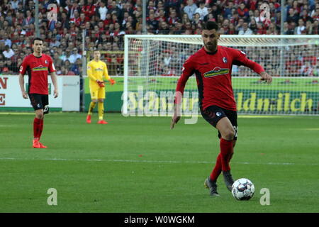 Vincenzo Grifo (SC Freiburg) mit Ball, beim Spiel der 1. BL: 18-19: 27. Sptg. - SC Freiburg gegen FC Bayern München, hatte DFL-Bestimmungen verbieten die Verwendung von Fotografien als BILDSEQUENZEN UND/ODER QUASI-VIDEO Foto: Joachim Hahne/johapress Stockfoto