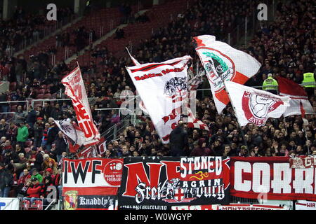 Freiburger Fans mit Flaggen und Fahnen beim Auswärtsspiel in Mainz - 1. BL: 18-19: 28. Sptg. - FSV Mainz 05 gegen SC Freiburg DFL-Bestimmungen verbieten die Verwendung von Fotografien als BILDSEQUENZEN UND/ODER QUASI-VIDEO Foto: Joachim Hahne/johapress 1. BL: 18-19: 28. Sptg. - FSV Mainz 05 gegen SC Freiburg Stockfoto