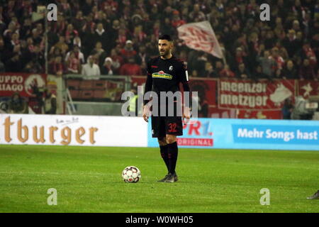 Vincenzo Grifo (SC Freiburg) mit Kugel, 1. BL: 18-19: 28. Sptg. - FSV Mainz 05 gegen SC Freiburg DFL-Bestimmungen verbieten die Verwendung von Fotografien als BILDSEQUENZEN UND/ODER QUASI-VIDEO Foto: Joachim Hahne/johapress 1. BL: 18-19: 28. Sptg. - FSV Mainz 05 gegen SC Freiburg Stockfoto