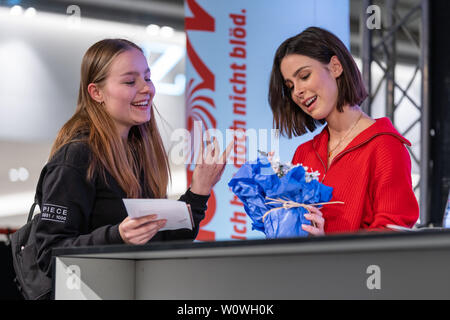 Autogrammstunde mit Lena Meyer-Landrut zu ihrem Albumstart" nur Liebe, L "im ALEXA Berlin/090419 Stockfoto