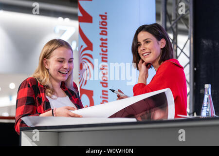 Autogrammstunde mit Lena Meyer-Landrut zu ihrem Albumstart" nur Liebe, L "im ALEXA Berlin/090419 Stockfoto
