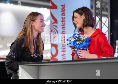 Autogrammstunde mit Lena Meyer-Landrut zu ihrem Albumstart" nur Liebe, L "im ALEXA Berlin/090419 Stockfoto