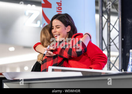 Autogrammstunde mit Lena Meyer-Landrut zu ihrem Albumstart" nur Liebe, L "im ALEXA Berlin/090419 Stockfoto