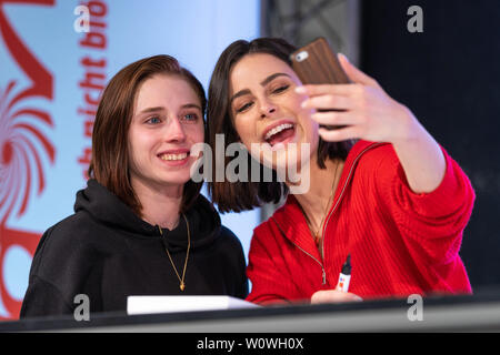 Autogrammstunde mit Lena Meyer-Landrut zu ihrem Albumstart" nur Liebe, L "im ALEXA Berlin/090419 Stockfoto