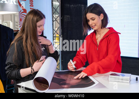 Autogrammstunde mit Lena Meyer-Landrut zu ihrem Albumstart" nur Liebe, L "im ALEXA Berlin/090419 Stockfoto