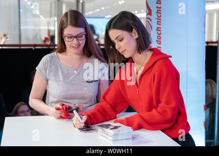 Autogrammstunde mit Lena Meyer-Landrut zu ihrem Albumstart" nur Liebe, L "im ALEXA Berlin/090419 Stockfoto