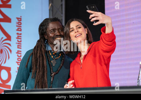 Autogrammstunde mit Lena Meyer-Landrut zu ihrem Albumstart" nur Liebe, L "im ALEXA Berlin/090419 Stockfoto