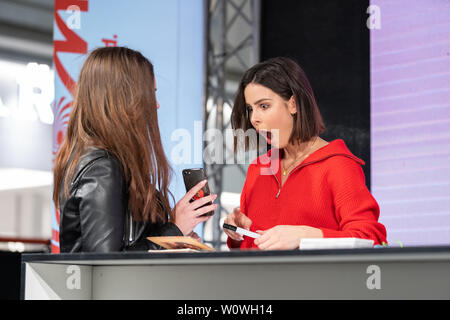 Autogrammstunde mit Lena Meyer-Landrut zu ihrem Albumstart" nur Liebe, L "im ALEXA Berlin/090419 Stockfoto