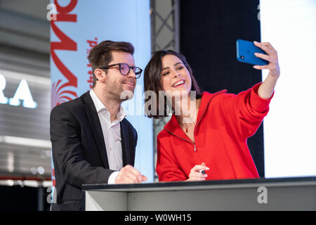 Autogrammstunde mit Lena Meyer-Landrut zu ihrem Albumstart" nur Liebe, L "im ALEXA Berlin/090419 Stockfoto