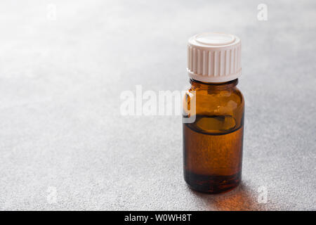 Glas transparent Flasche für aromatische Öle, Wellness und Parfümerie. Platz kopieren Stockfoto