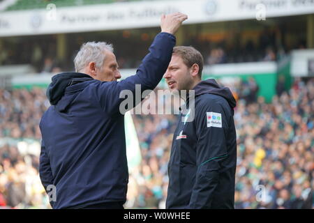 Im Gespräch: Trainer Christian Streich (Freiburg) und Trainer Florian Kohfeldt (SV Werder Bremen), 1. BL: 18-19: 29. Sptg. - SV Werder Bremen vs SC Freiburg DFL-Bestimmungen verbieten die Verwendung von Fotografien als BILDSEQUENZEN UND/ODER QUASI-VIDEO Foto: Joachim Hahne/johapress Stockfoto