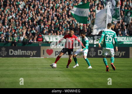 Vincenzo Grifo (SC Freiburg) mit Kugel, 1. BL: 18-19: 29. Sptg. - SV Werder Bremen vs SC Freiburg DFL-Bestimmungen verbieten die Verwendung von Fotografien als BILDSEQUENZEN UND/ODER QUASI-VIDEO Foto: Joachim Hahne/johapress Stockfoto