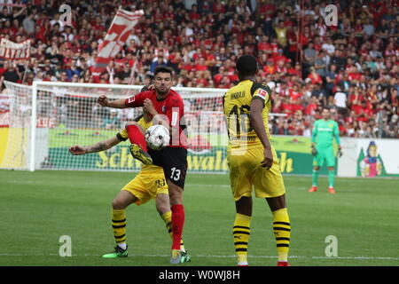 Marco Terrazzino Marco Terrazino (Freiburg) kommt vor Julian Weigl (Dortmund) und Manuel Akanji (Dortmund) an den Ball, 1. BL: 18-19: 30. Sptg. - SC Freiburg gegen Borussia Dortmund DFL-Bestimmungen verbieten die Verwendung von Fotografien als BILDSEQUENZEN UND/ODER QUASI-VIDEO Foto: Joachim Hahne/johapress Stockfoto