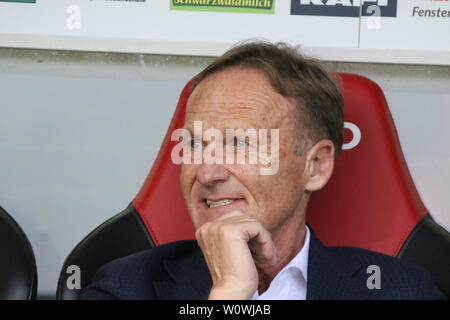 Geschäftsführer Hans-Joachim Watzke (Dortmund), 1. BL: 18-19: 30. Sptg. - SC Freiburg gegen Borussia Dortmund DFL-Bestimmungen verbieten die Verwendung von Fotografien als BILDSEQUENZEN UND/ODER QUASI-VIDEO Foto: Joachim Hahne/johapress Stockfoto