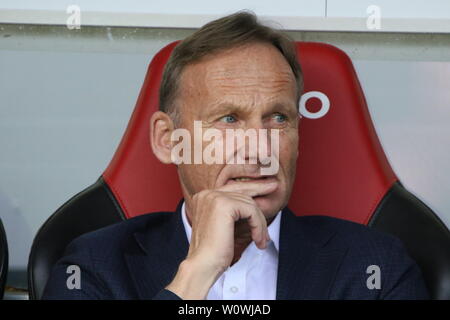 Geschäftsführer Hans-Joachim Watzke (Dortmund), 1. BL: 18-19: 30. Sptg. - SC Freiburg gegen Borussia Dortmund DFL-Bestimmungen verbieten die Verwendung von Fotografien als BILDSEQUENZEN UND/ODER QUASI-VIDEO Foto: Joachim Hahne/johapress Stockfoto