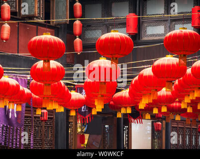 Laternen hängen an jinli Alte Straße in Chengdu, Sichuan Stockfoto