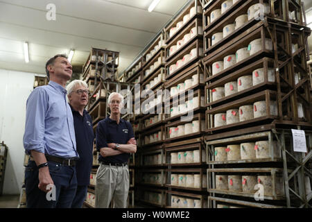 Konservative Partei Spitzenkandidaten Jeremy Hunt (Mitte) und seine Frau Lucia Jagd bei einem Besuch in Quickes Farm in der Nähe von Exeter. Stockfoto