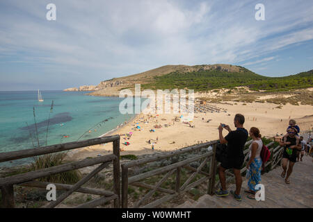 Touristen am Strand Cala Mesquida, Capdepera Mallorca, Spanien Stockfoto