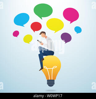 Mann mit einem Smartphone auf die Glühbirne mit bunten könnte Chat Box Stockfoto