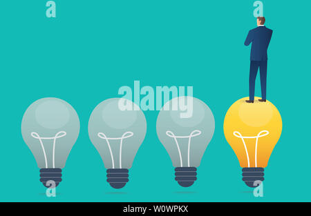 Unternehmer stehen auf Lampe mit blauem Hintergrund, kreatives Denken Konzept Stockfoto