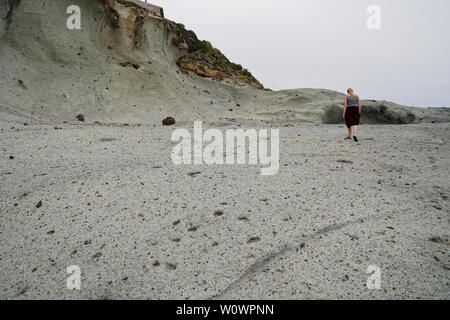 Frauen wandern entlang der surrealen vulkanischen Mondlandschaft (vulkanischen Boden) Zuckerrohr Malu in Bosa in Italien (Sardinien) Stockfoto