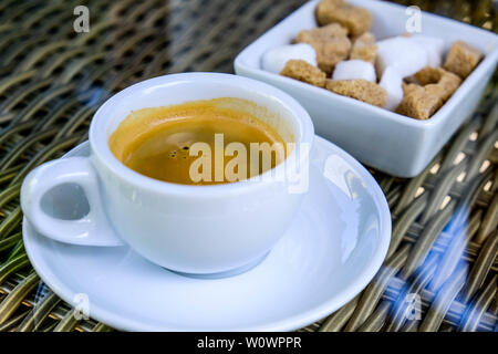 Tasse traditionellen italienischen Espresso Kaffee mit Zucker Schale auf einem Tisch Stockfoto