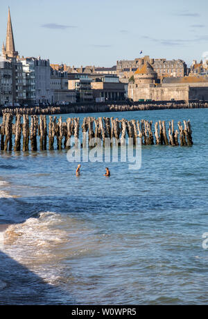 Saint-Malo, Frankreich - 14. September 2018: Frauen bei einem morgendlichen Bad im Meer in Saint Malo. Bretagne, Frankreich Stockfoto