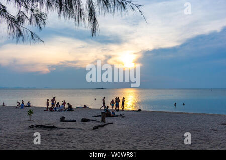 Koh Phangan, Thailand - 26 April 2019: Gast sitzt auf dem Sand und den Sonnenuntergang am Strand von Sri Thanu Zen Stockfoto