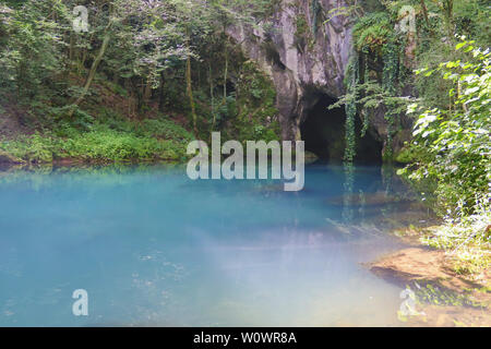 Erstaunlich schöne Bergquelle mit himmlischen blauen Wasser Farbe und kleinen Wasserfall namens Krupajsko Vrelo (Frühjahr), in der Nähe von Krupaja Krupaj Stockfoto