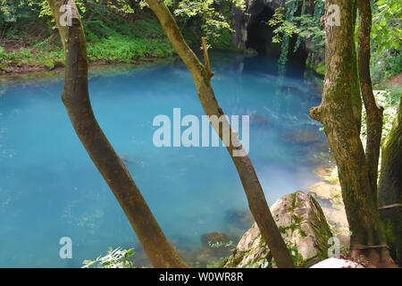 Erstaunlich schöne Bergquelle mit himmlischen blauen Wasser Farbe und kleinen Wasserfall namens Krupajsko Vrelo (Frühjahr), in der Nähe von Krupaja Krupaj Stockfoto