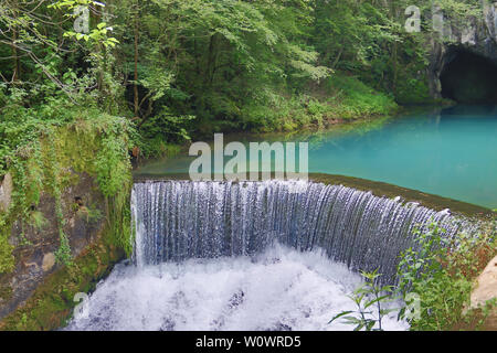 Erstaunlich schöne Bergquelle mit himmlischen blauen Wasser Farbe und kleinen Wasserfall namens Krupajsko Vrelo (Frühjahr Krupaj) Stockfoto