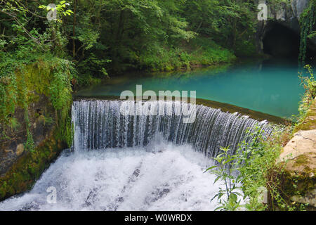 Erstaunlich schöne Bergquelle mit himmlischen blauen Wasser Farbe und kleinen Wasserfall namens Krupajsko Vrelo (Frühjahr Krupaj) Stockfoto