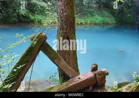 Erstaunlich schöne Bergquelle mit himmlischen blauen Wasser Farbe und kleinen Wasserfall namens Krupajsko Vrelo (Frühjahr Krupaj) Stockfoto