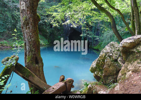 Erstaunlich schöne Bergquelle mit himmlischen blauen Wasser Farbe und kleinen Wasserfall namens Krupajsko Vrelo (Frühjahr Krupaj) Stockfoto