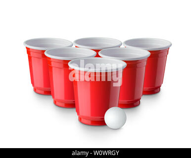 Rotes Bier pong Plastikbecher mit Kugel auf weißem Hintergrund. Traditionelle trinkendes Spiel Stockfoto