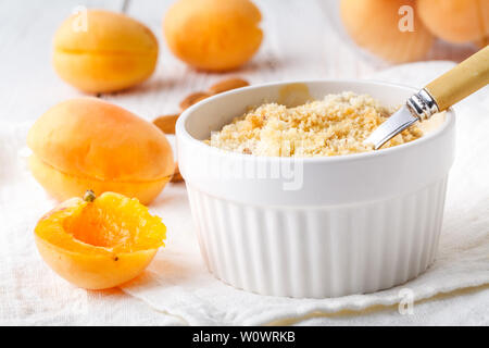 Crumble mit Aprikosen und Zimt am Tisch serviert Stockfoto