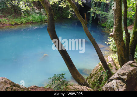 Erstaunlich schöne Bergquelle mit himmlischen blauen Wasser Farbe und kleinen Wasserfall namens Krupajsko Vrelo (Frühjahr Krupaj) Stockfoto