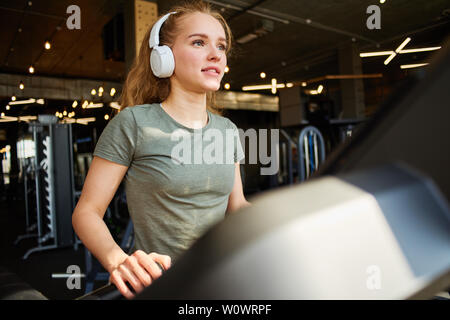 Mädchen beendet cardio Training auf dem Laufband. Stockfoto