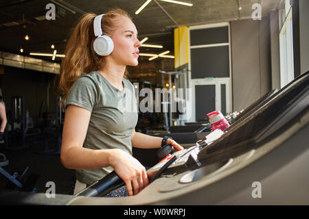 Mädchen beendet cardio Training auf dem Laufband. Stockfoto