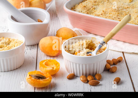 Frisch gebacken mit Vanilleeis Crumble Stockfoto