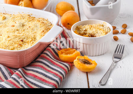 Rhabarber Crumble-Tarte mit Vanilleeis Stockfoto